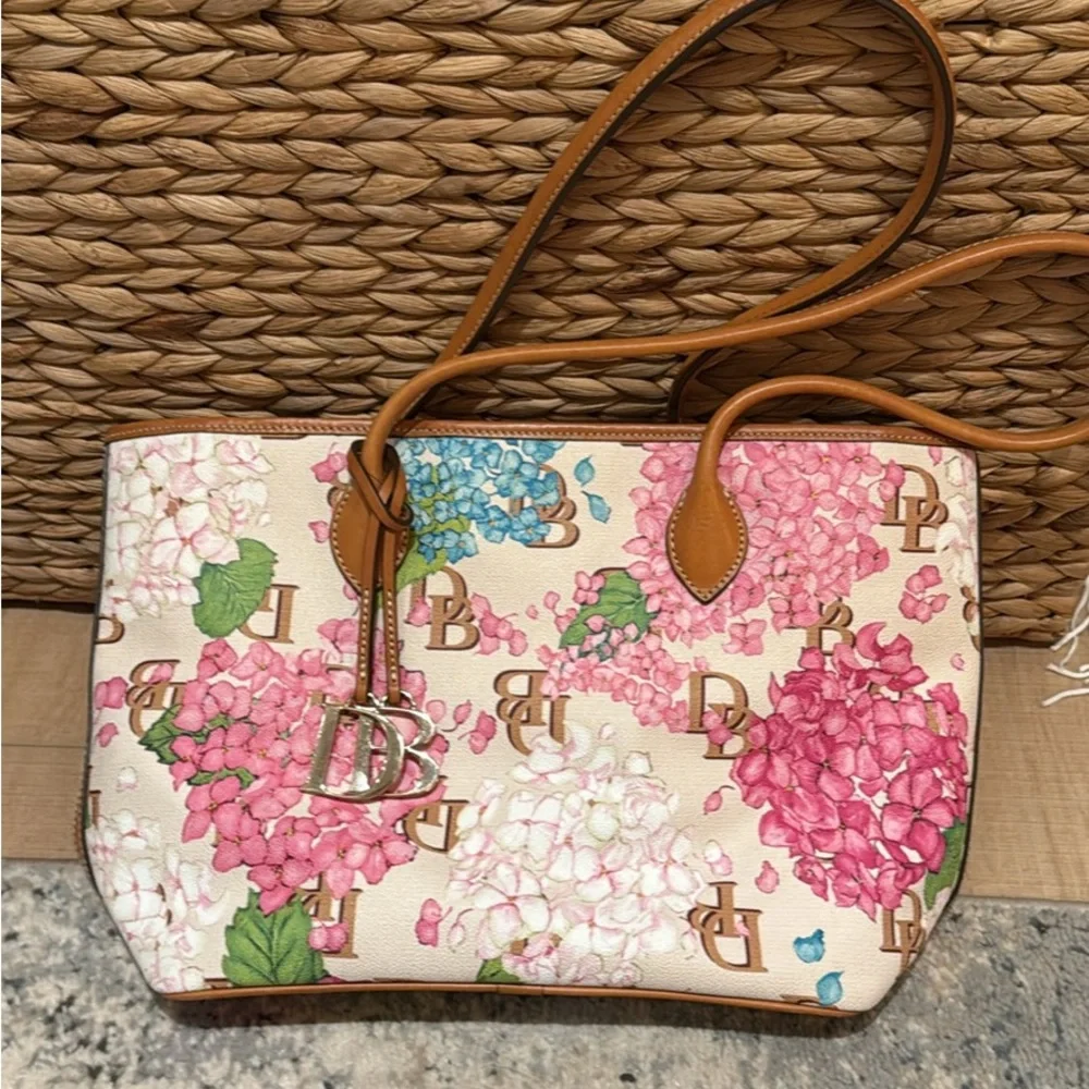 DOONEY & BOURKE Hydrangeas Monogram Tote Bag - Picture 1 of 10